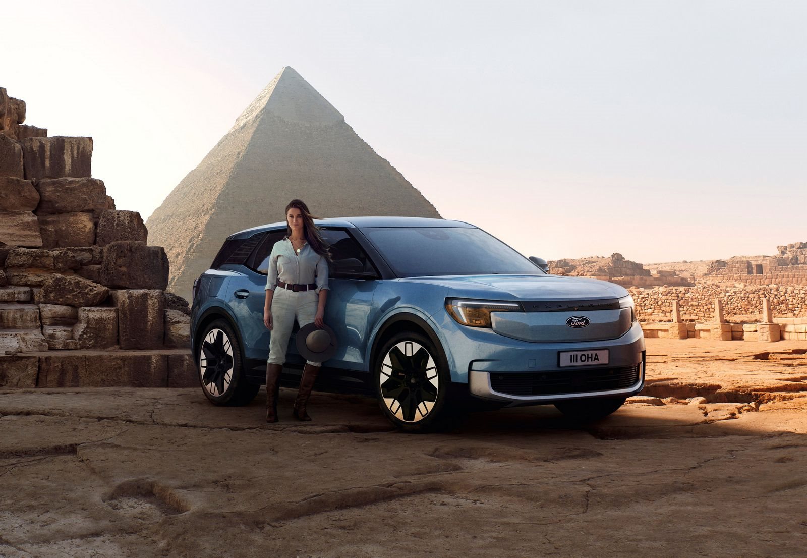 FORD E LEXIE ALFORD REUNEM-SE PARA RECRIAR UMA JORNADA HISTÓRICA DE VOLTA AO MUNDO NO NOVO EXPLORER 100% ELÉTRICO, foto 1