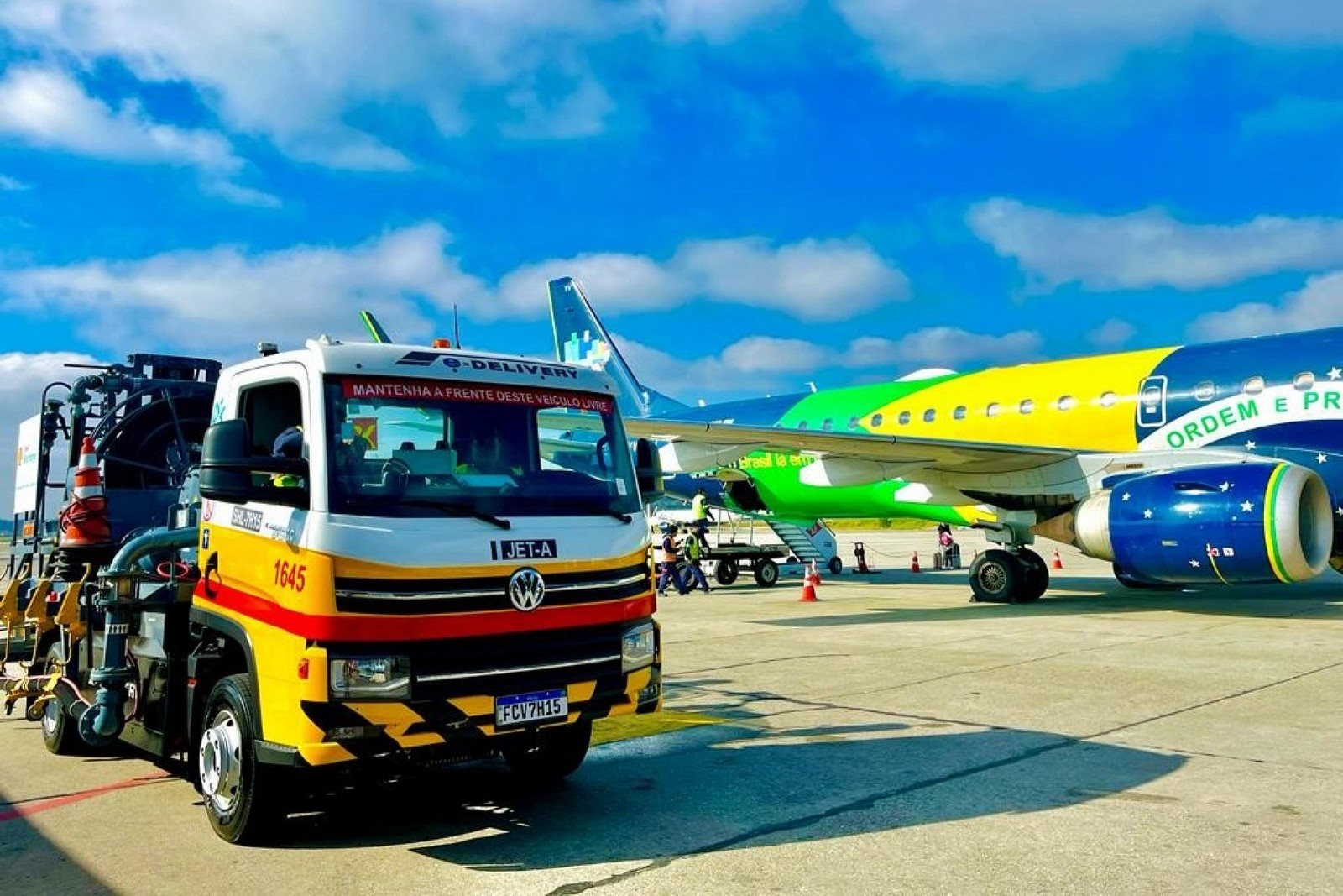 RAÍZEN PROMOVE PRIMEIRO ABASTECIMENTO DE AERONAVES COM CAMINHÃO ELÉTRICO DA VOLKSWAGEN NO AEROPORTO DE GUARULHOS, foto 1