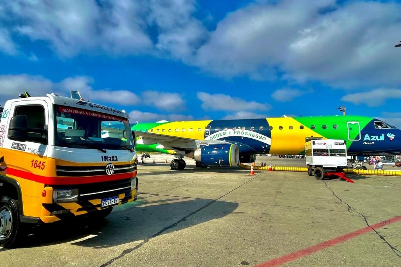 RAÍZEN PROMOVE PRIMEIRO ABASTECIMENTO DE AERONAVES COM CAMINHÃO ELÉTRICO DA VOLKSWAGEN NO AEROPORTO DE GUARULHOS, foto 2