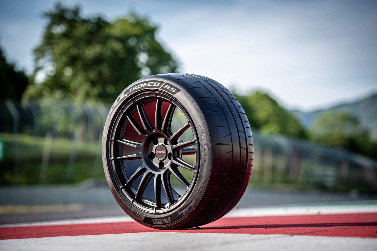 NASCE O PIRELLI P ZERO TROFEO RS: O PNEU DE RUA MAIS ESPORTIVO NA GAMA DA PIRELLI ATÉ HOJE, foto 1