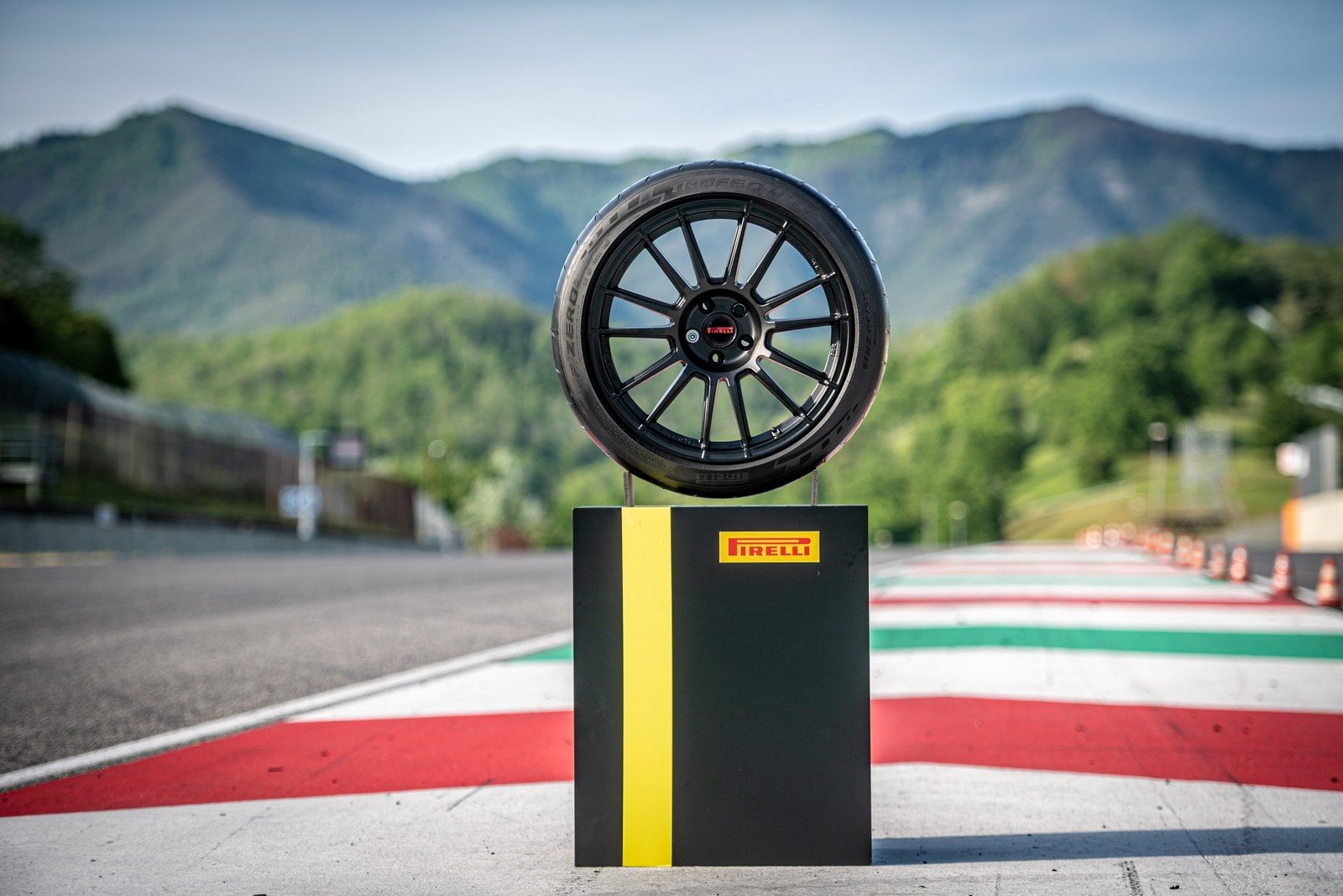 NASCE O PIRELLI P ZERO TROFEO RS: O PNEU DE RUA MAIS ESPORTIVO NA GAMA DA PIRELLI ATÉ HOJE, foto 2