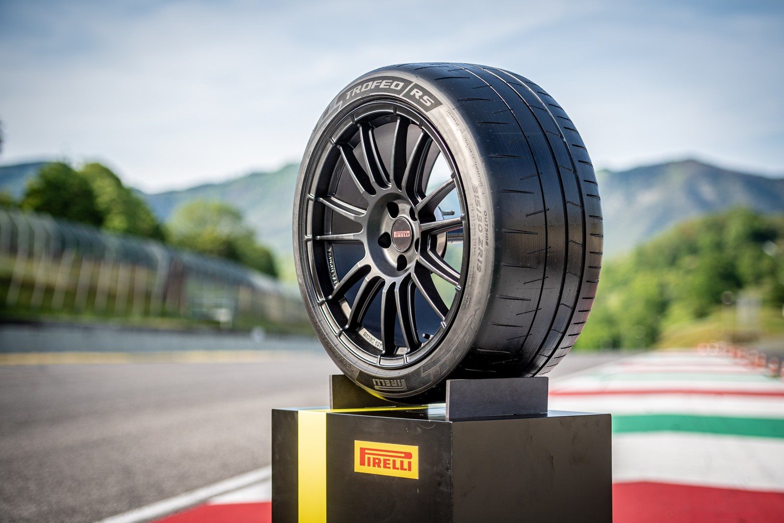 NASCE O PIRELLI P ZERO TROFEO RS: O PNEU DE RUA MAIS ESPORTIVO NA GAMA DA PIRELLI ATÉ HOJE, foto 4