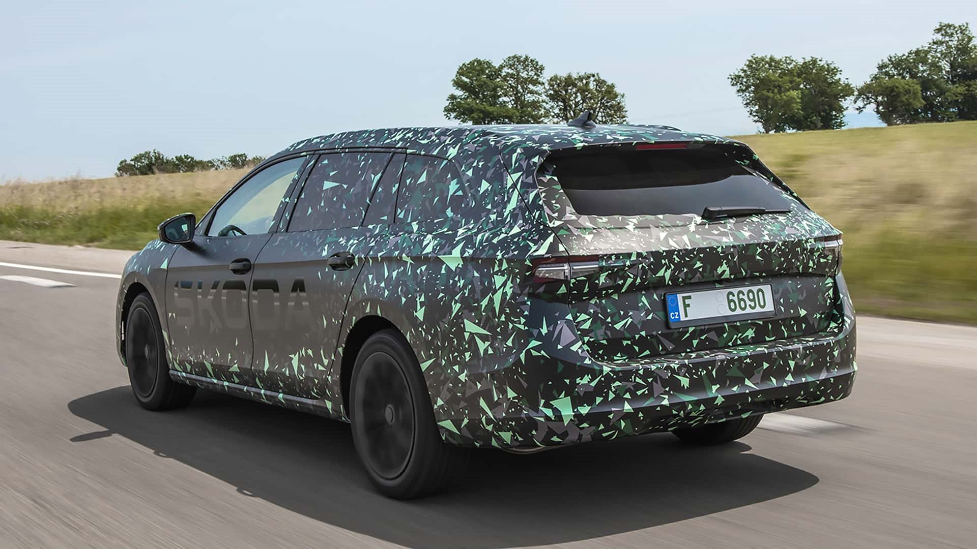 SKODA SUPERB 2024 SERÁ MAIOR E TERÁ ATÉ 260 CV, foto 2