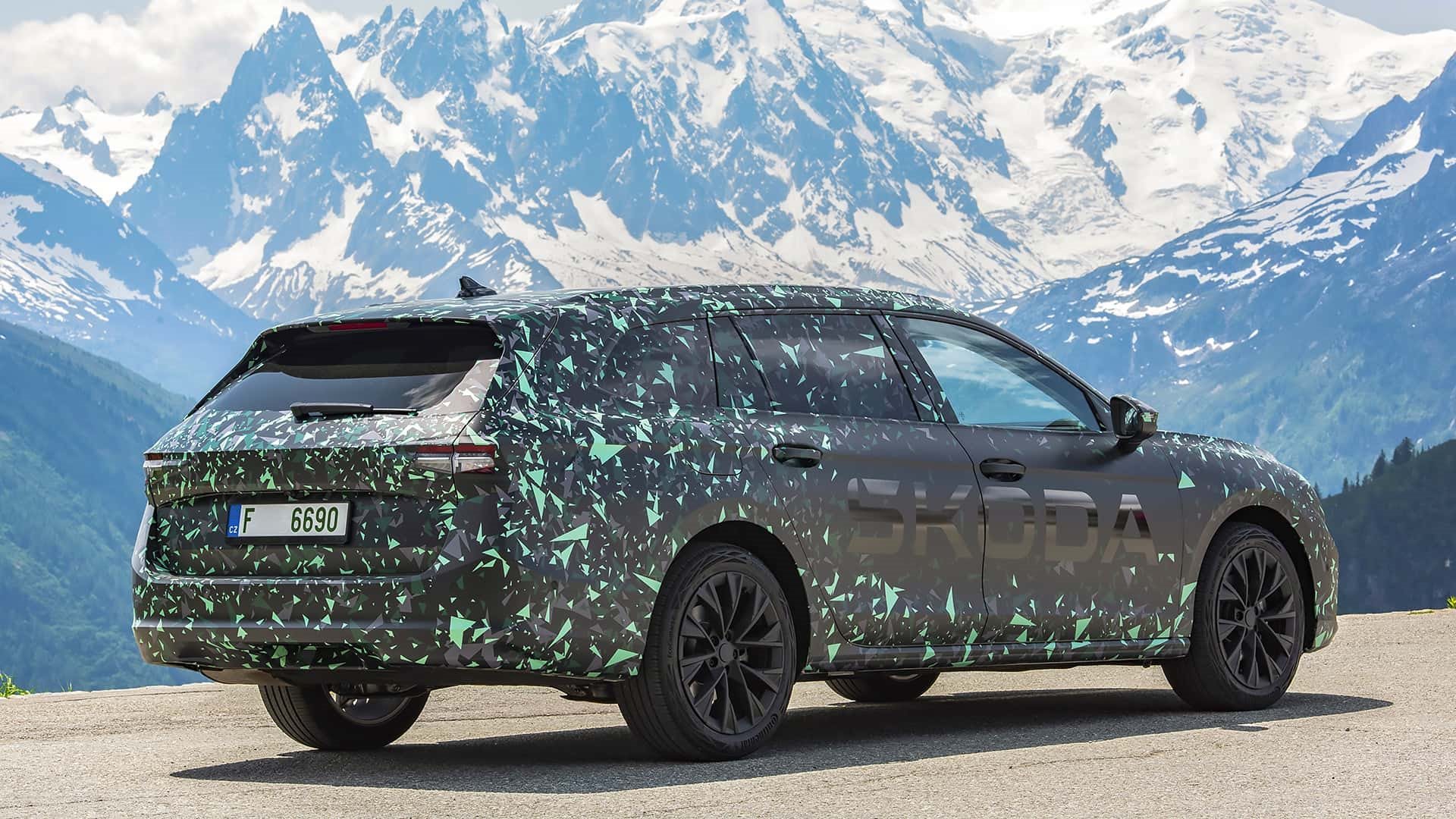 SKODA SUPERB 2024 SERÁ MAIOR E TERÁ ATÉ 260 CV, foto 18
