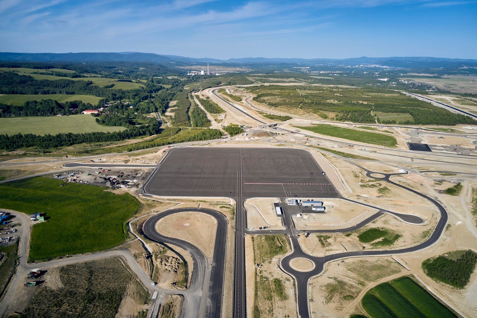 GRUPO BMW INAUGURA UMA PISTA DE TESTES PARA A CONDUÇÃO E O ESTACIONAMENTO AUTÔNOMO EM SOKOLOV, foto 1