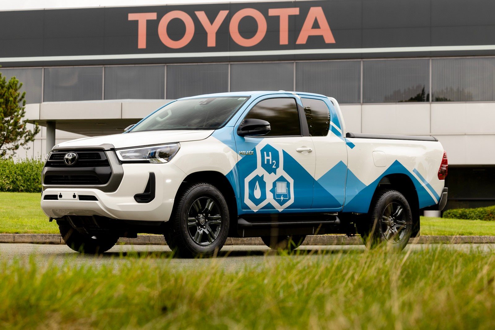 TOYOTA APRESENTA UM PROTÓTIPO DE HILUX COM CÉLULA DE COMBUSTÍVEL DE HIDROGÊNIO, foto 1