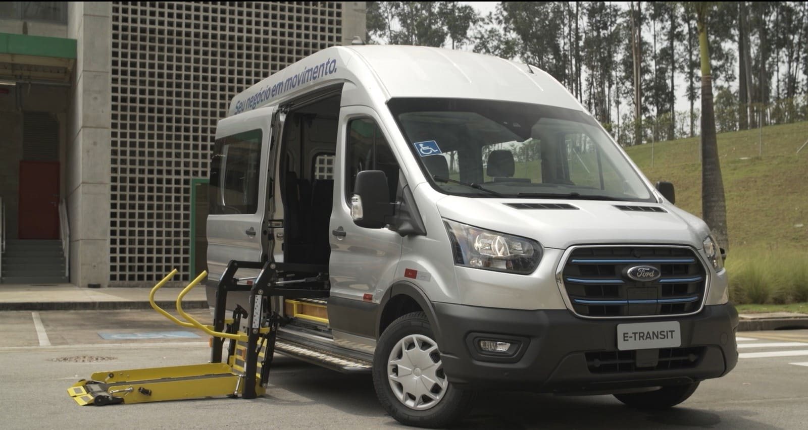 FORD E-TRANSIT 100% ELÉTRICA COM ACESSO PARA DOIS CADEIRANTES É EXIBIDA NA REATECH BRASIL 2023, foto 1