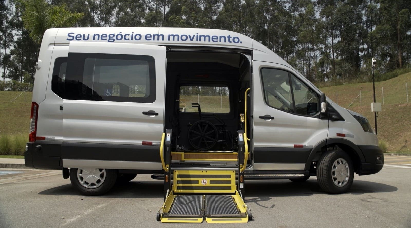 FORD E-TRANSIT 100% ELÉTRICA COM ACESSO PARA DOIS CADEIRANTES É EXIBIDA NA REATECH BRASIL 2023, foto 2