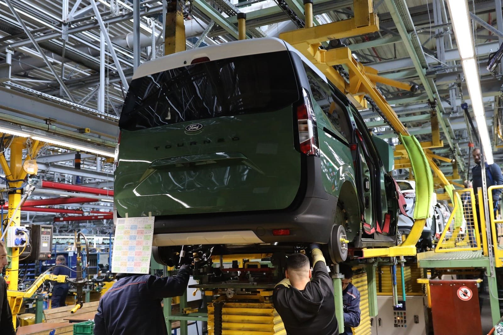 AS PRIMEIRAS UNIDADES DAS NOVAS TRANSIT COURIER E TOURNEO COURIER SAEM DA LINHA DE PRODUÇÃO, foto 2