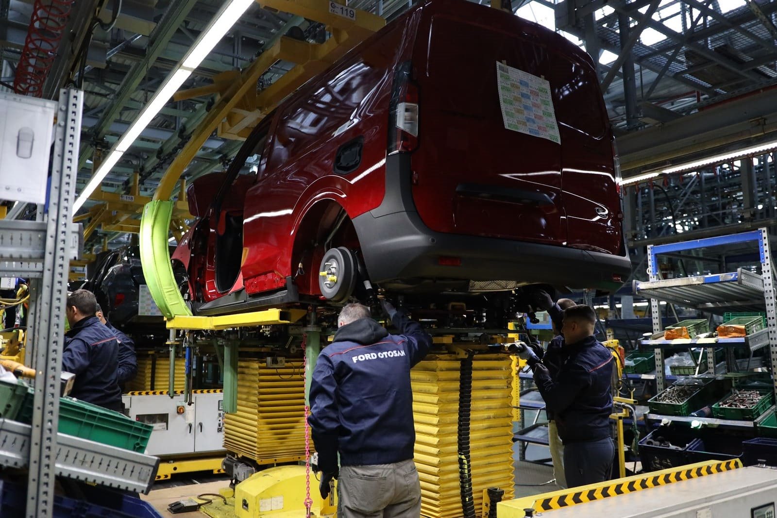 AS PRIMEIRAS UNIDADES DAS NOVAS TRANSIT COURIER E TOURNEO COURIER SAEM DA LINHA DE PRODUÇÃO, foto 3