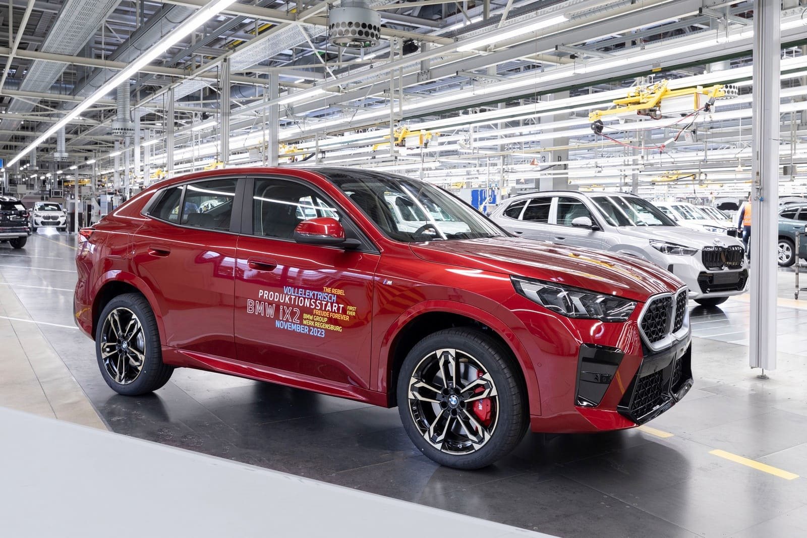 NOVO BMW X2 E SUA VERSÃO 100% ELÉTRICA iX2 COMEÇAM A SER PRODUZIDOS EM REGENSBURG E DESEMBARCAM NO BRASIL EM 2024, foto 1