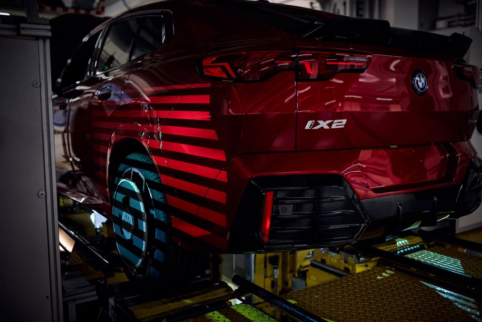NOVO BMW X2 E SUA VERSÃO 100% ELÉTRICA iX2 COMEÇAM A SER PRODUZIDOS EM REGENSBURG E DESEMBARCAM NO BRASIL EM 2024, foto 3
