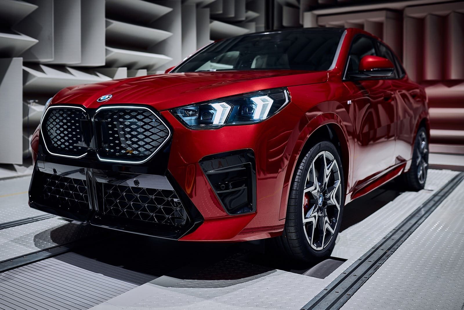 NOVO BMW X2 E SUA VERSÃO 100% ELÉTRICA iX2 COMEÇAM A SER PRODUZIDOS EM REGENSBURG E DESEMBARCAM NO BRASIL EM 2024, foto 9