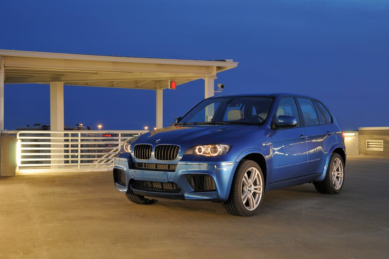 BMW X5 CELEBRA 25 ANOS OFERECENDO O PRAZER DE CONDUZIR EM TODOS OS TIPOS DE CAMINHOS, foto 10