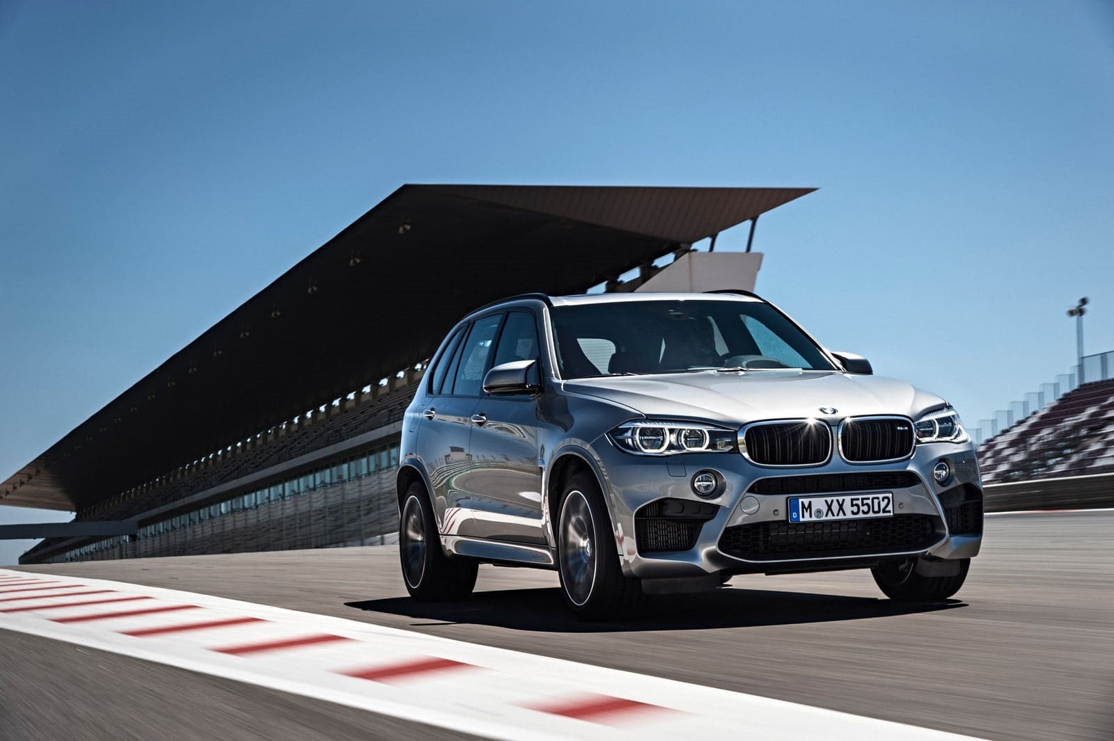 BMW X5 CELEBRA 25 ANOS OFERECENDO O PRAZER DE CONDUZIR EM TODOS OS TIPOS DE CAMINHOS, foto 16