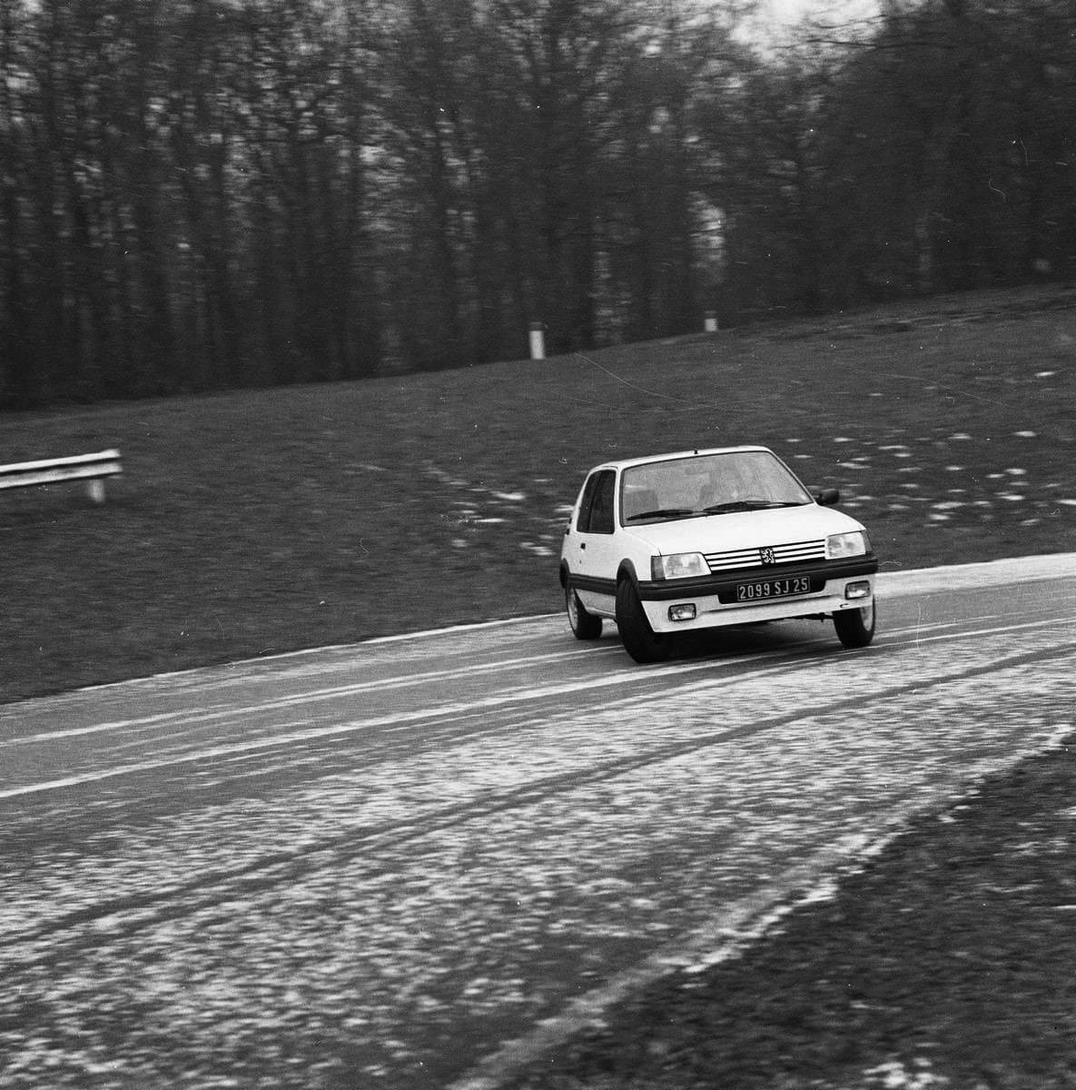 O MÍTICO PEUGEOT 205 GTi CELEBRA 40 ANOS, foto 7