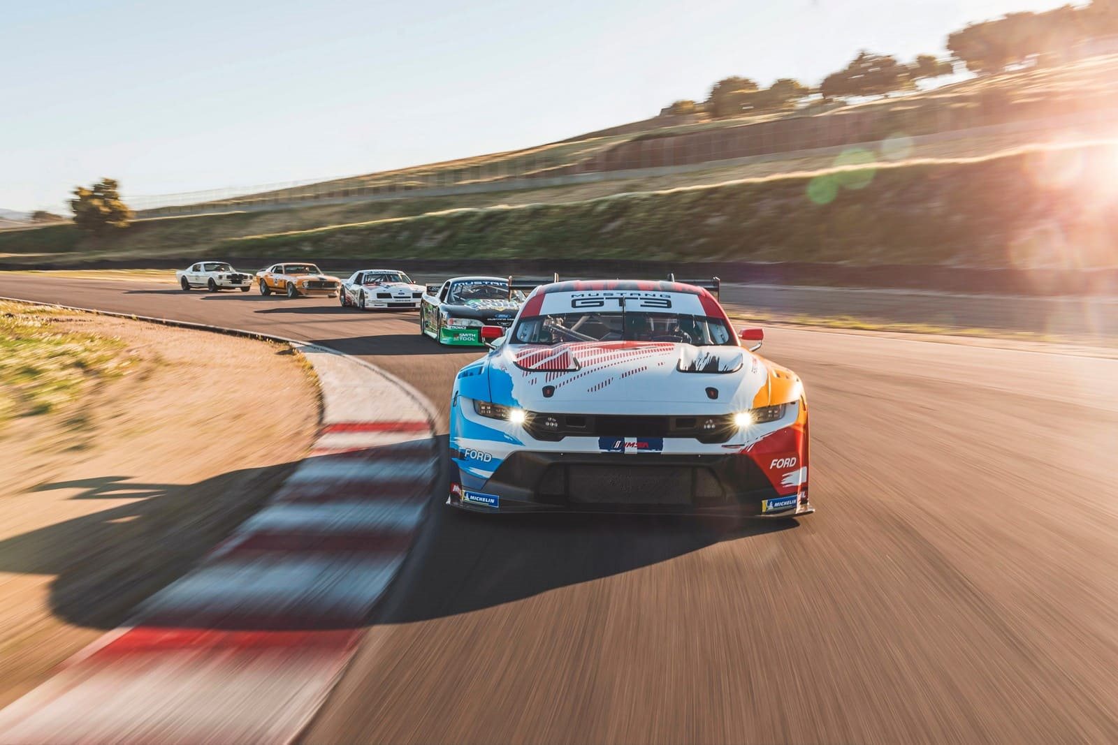 NOVO FORD MUSTANG GT3 PRESTA HOMENAGEM AOS CAMPEÕES DO PASSADO COM PINTURA ESPECIAL, foto 4