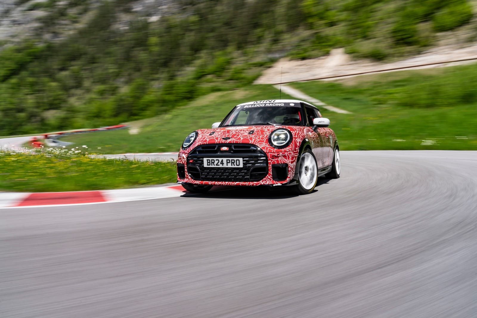 O TOTALMENTE NOVO MINI JOHN COOPER WORKS FARÁ SUA PRIMEIRA APARIÇÃO NAS 24 HORAS DE NÜRBURGRING ANTES DE SUA ESTREIA MUNDIAL, foto 3