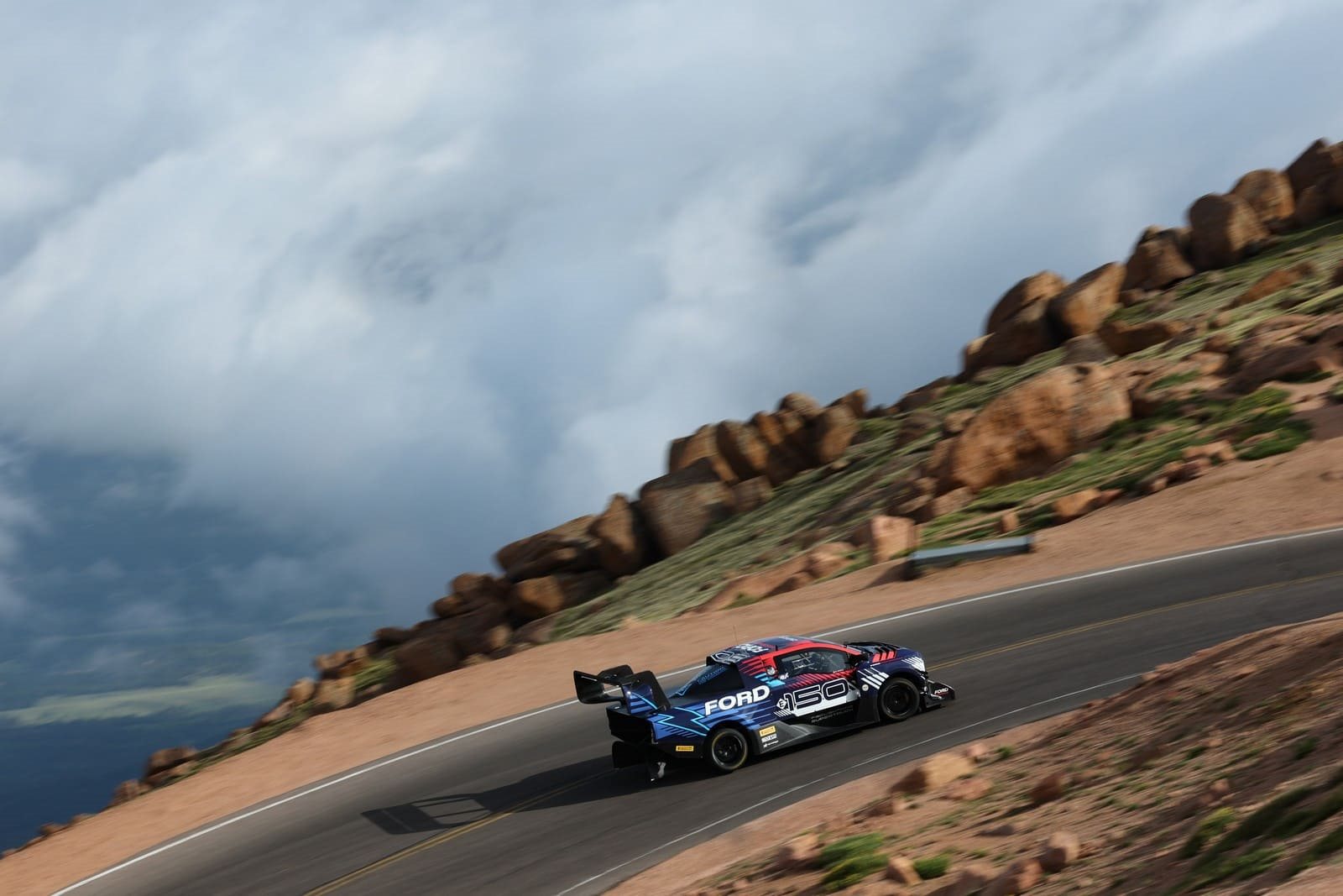FORD F-150 LIGHTNING SUPERTRUCK É O NOVO REI DA MONTANHA EM PIKES PEAK, foto 1