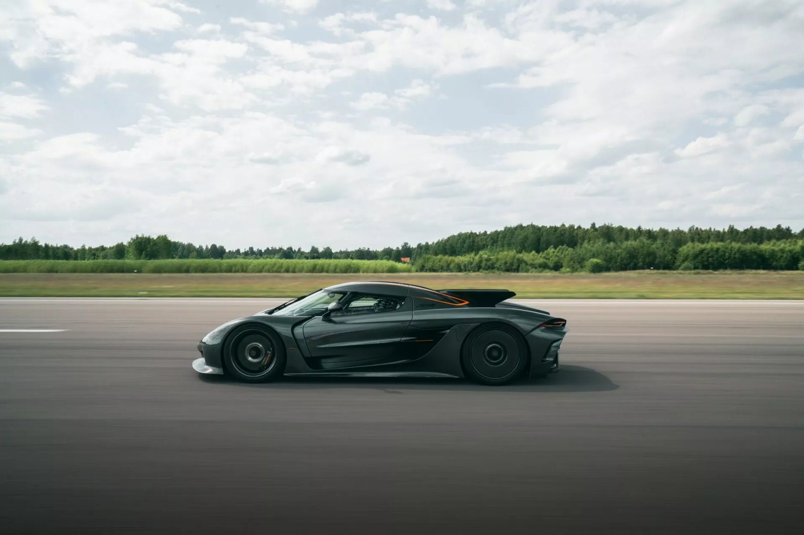 KOENIGSEGG JESKO ABSOLUT BATE QUATRO RECORDES MUNDIAIS DE VELOCIDADE, foto 1