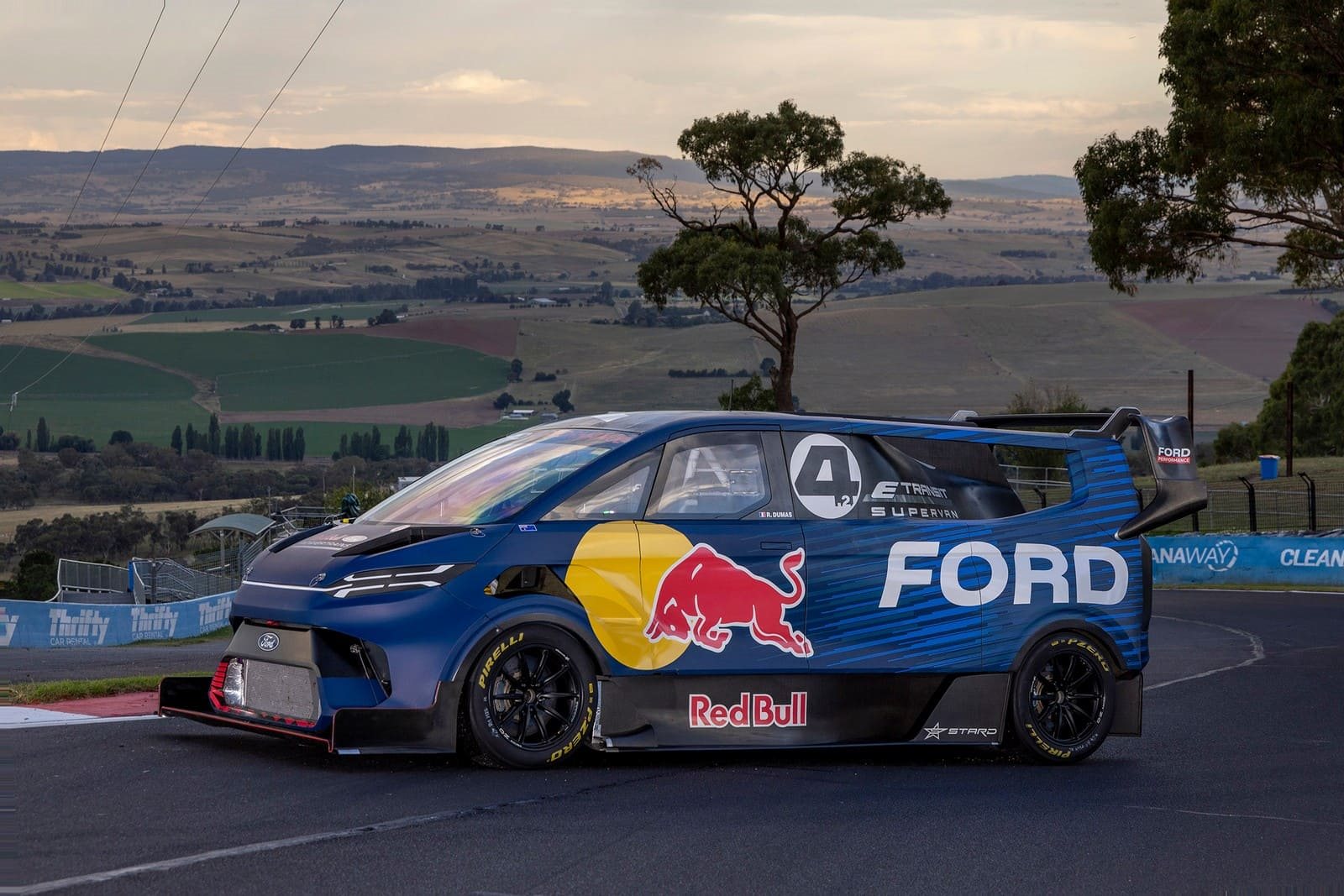 FORD SUPERVAN 4.2 VENCE O FESTIVAL GOODWOOD DE VELOCIDADE 2024, foto 1