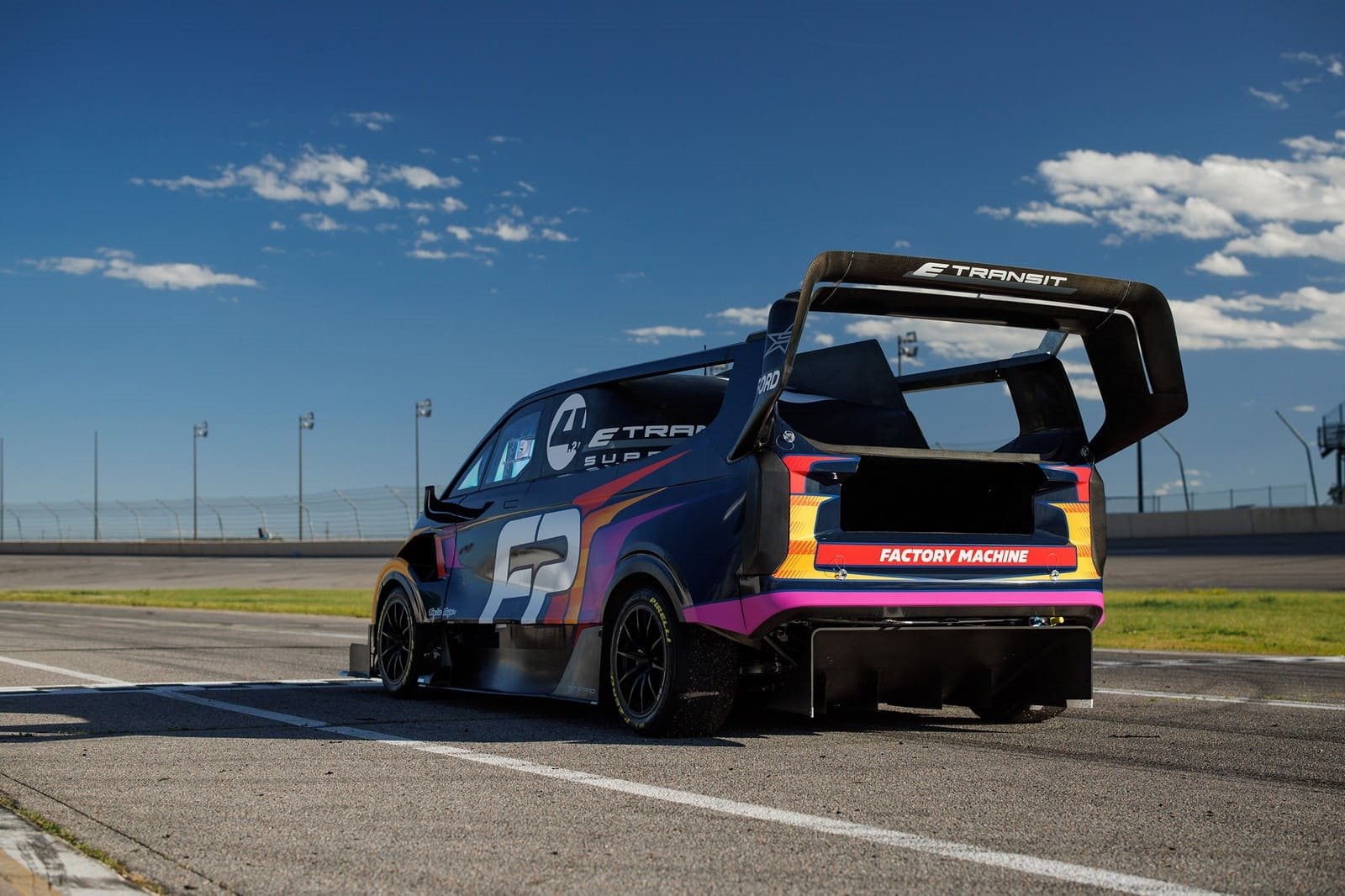 FORD SUPERVAN 4.2 VENCE O FESTIVAL GOODWOOD DE VELOCIDADE 2024, foto 2