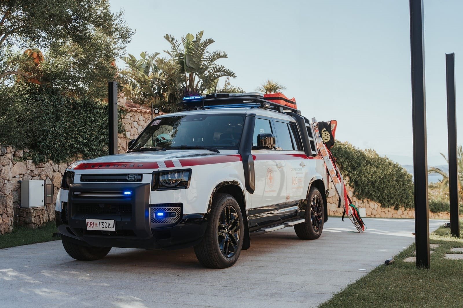 LAND ROVER DEFENDER COMEMORA 70 ANOS DE PARCERIA HUMANITÁRIA MARCANTE COM A CRUZ VERMELHA BRITÂNICA, foto 1