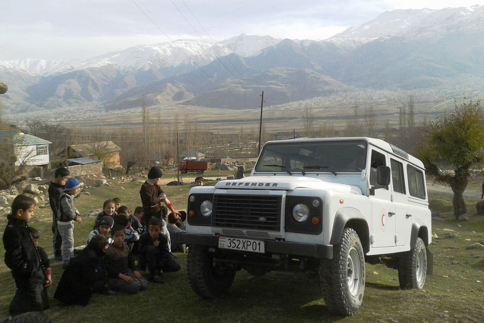 LAND ROVER DEFENDER COMEMORA 70 ANOS DE PARCERIA HUMANITÁRIA MARCANTE COM A CRUZ VERMELHA BRITÂNICA, foto 2