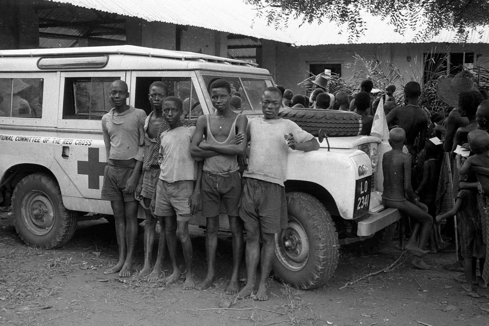 LAND ROVER DEFENDER COMEMORA 70 ANOS DE PARCERIA HUMANITÁRIA MARCANTE COM A CRUZ VERMELHA BRITÂNICA, foto 4