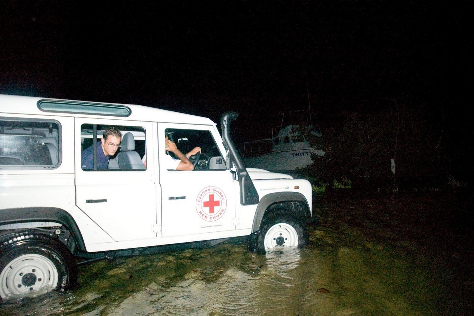 LAND ROVER DEFENDER COMEMORA 70 ANOS DE PARCERIA HUMANITÁRIA MARCANTE COM A CRUZ VERMELHA BRITÂNICA, foto 9