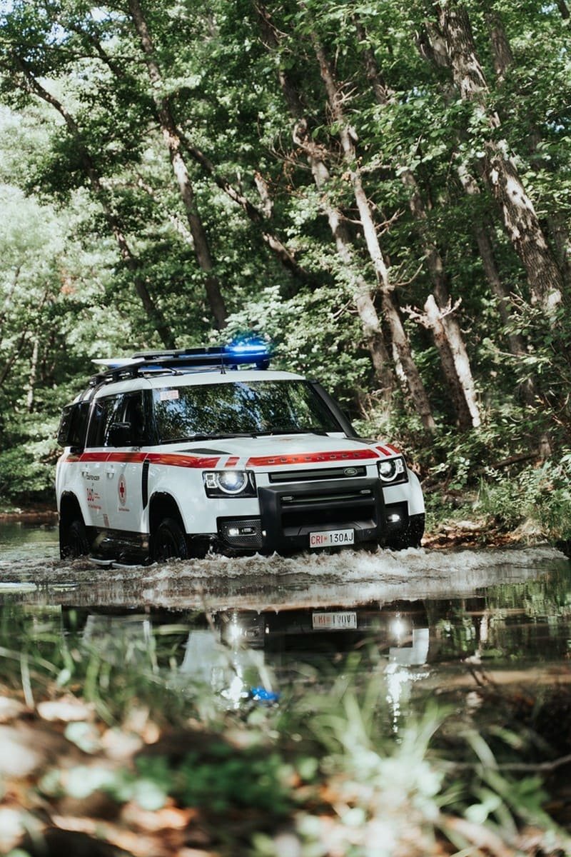 LAND ROVER DEFENDER COMEMORA 70 ANOS DE PARCERIA HUMANITÁRIA MARCANTE COM A CRUZ VERMELHA BRITÂNICA, foto 11