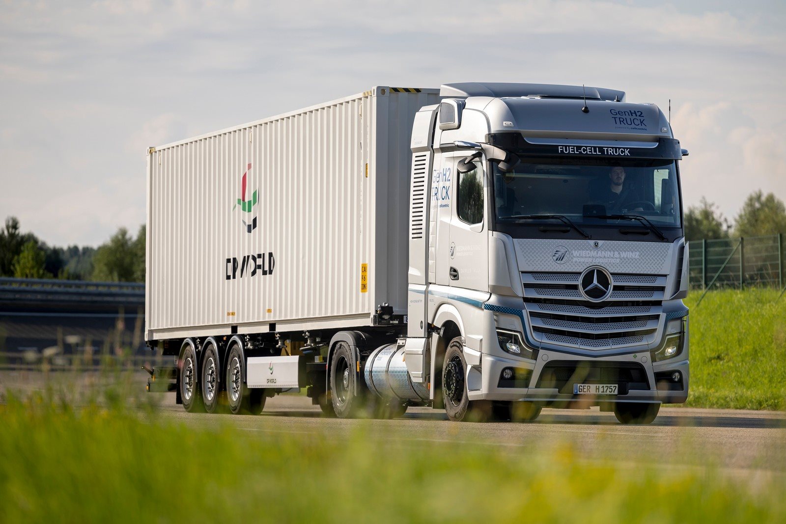 DAIMLER TRUCK INICIA TESTES EM CLIENTES COM CAMINHÕES MERCEDES-BENZ MOVIDOS A CÉLULA DE COMBUSTÍVEL À BASE DE HIDROGÊNIO, foto 3