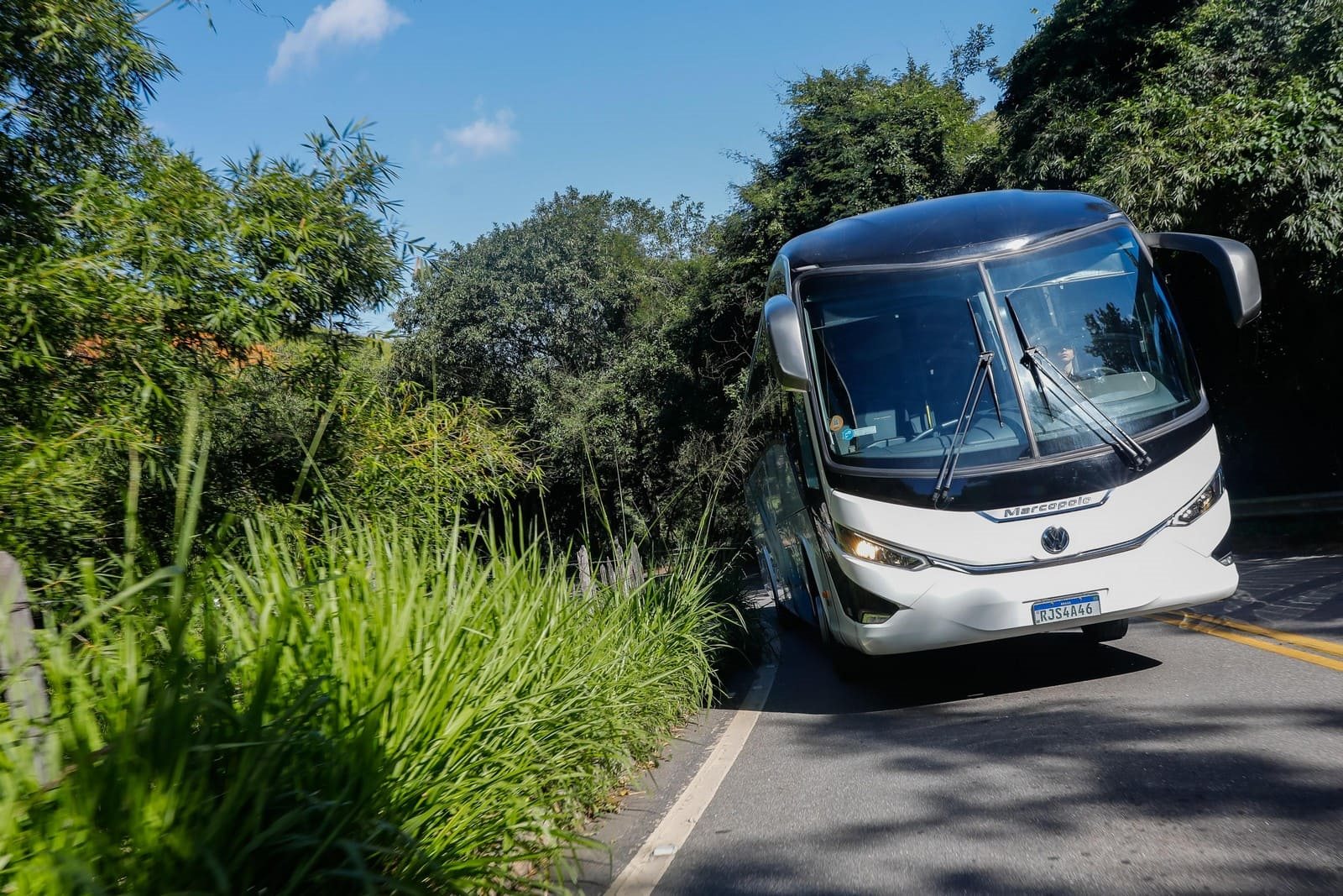 VOLKSWAGEN AMPLIA PORTFÓLIO COMERCIAL COM VOLKSBUS 18.320 RODOVIÁRIO E PARA FRETAMENTO, foto 1