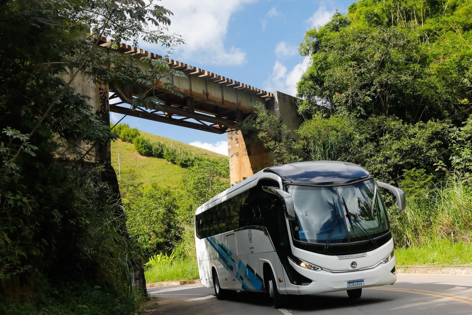 VOLKSWAGEN AMPLIA PORTFÓLIO COMERCIAL COM VOLKSBUS 18.320 RODOVIÁRIO E PARA FRETAMENTO, foto 2