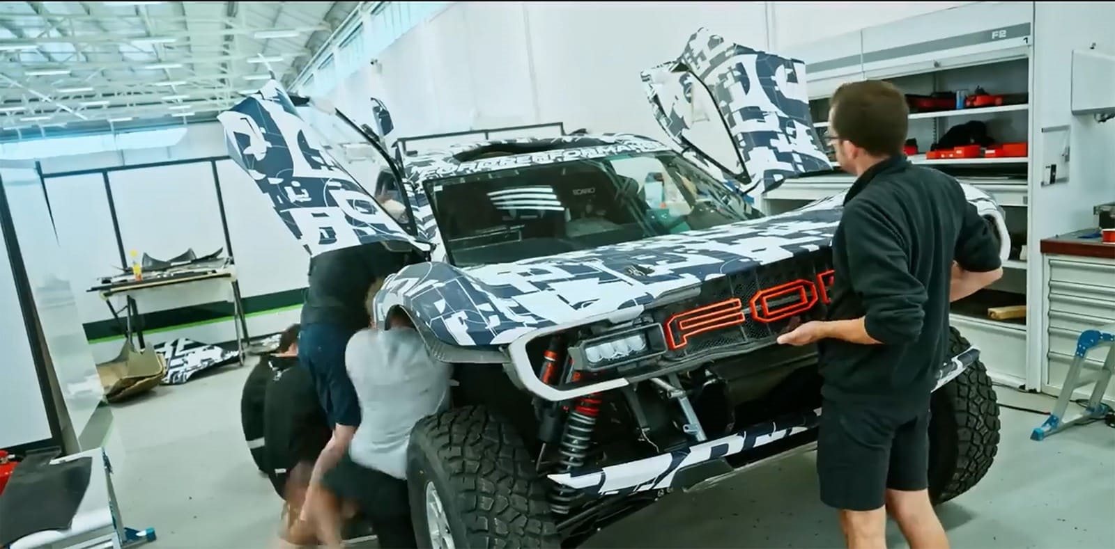 NOVA SÉRIE MOSTRA A PREPARAÇÃO DA FORD RAPTOR T1 PLUS PARA O RALLY DAKAR 2025, foto 2