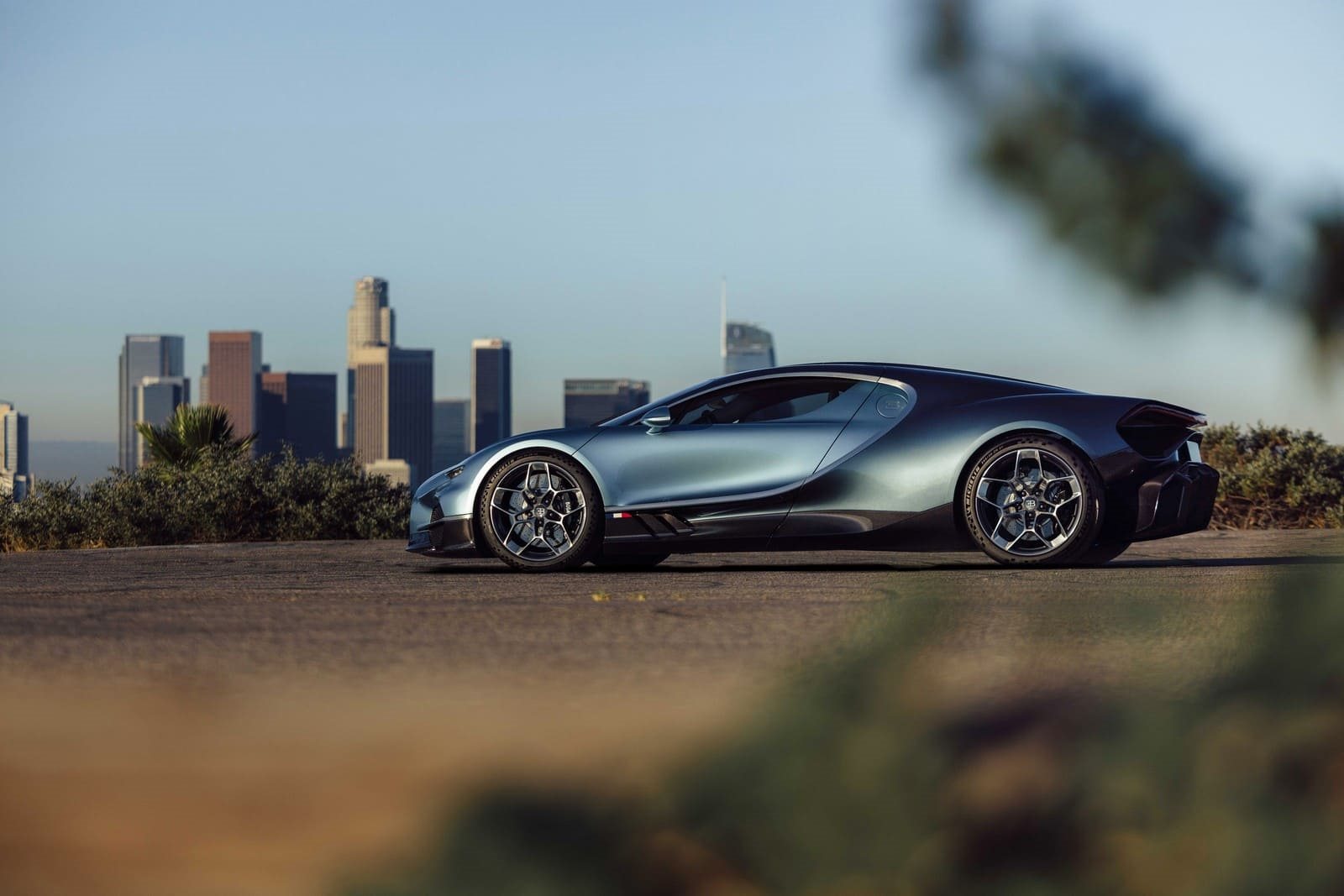 DE BEVERLY HILLS A NEWPORT BEACH: O BUGATTI TOURBILLON ENCANTA A CALIFÓRNIA, foto 1