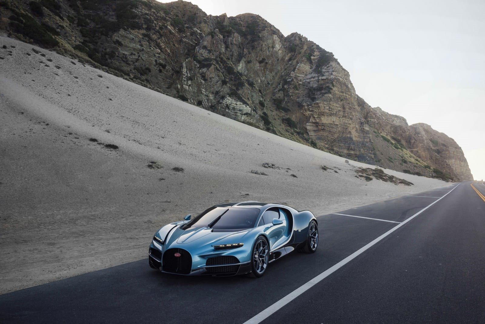 DE BEVERLY HILLS A NEWPORT BEACH: O BUGATTI TOURBILLON ENCANTA A CALIFÓRNIA, foto 5