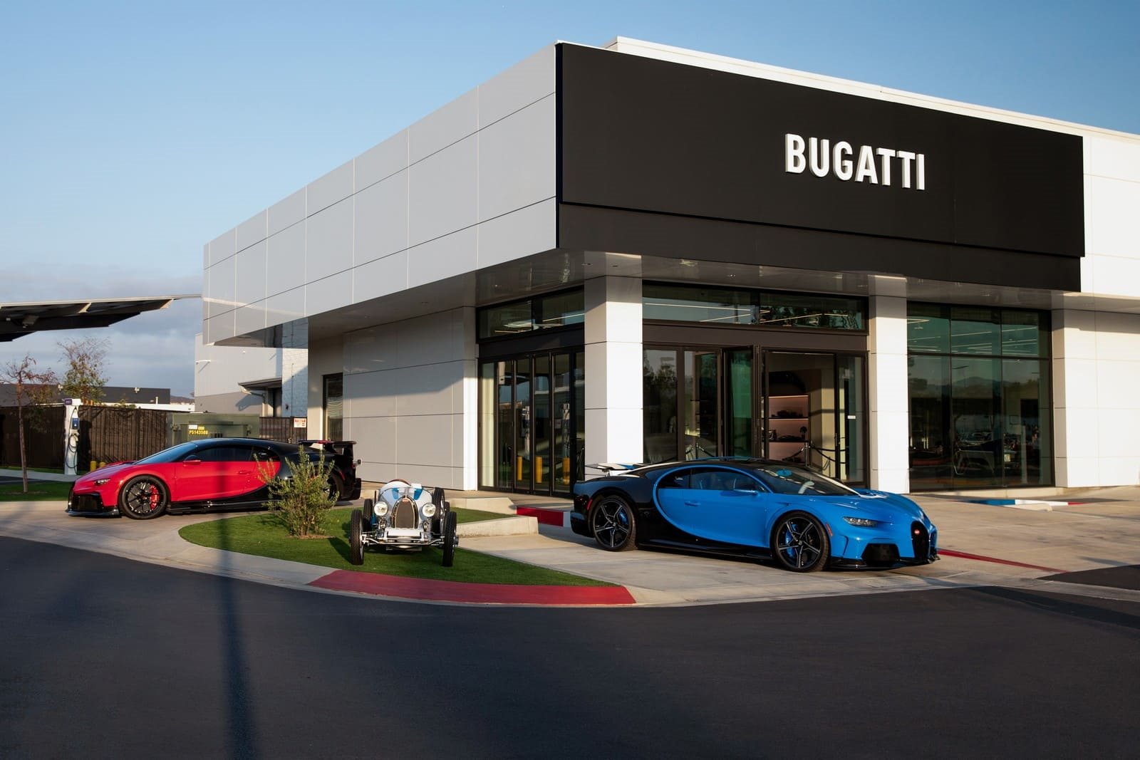 DE BEVERLY HILLS A NEWPORT BEACH: O BUGATTI TOURBILLON ENCANTA A CALIFÓRNIA, foto 13