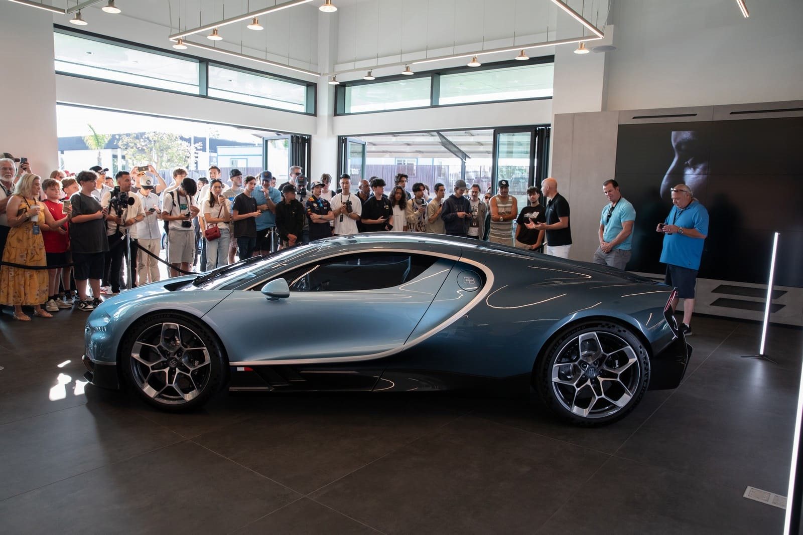 DE BEVERLY HILLS A NEWPORT BEACH: O BUGATTI TOURBILLON ENCANTA A CALIFÓRNIA, foto 15