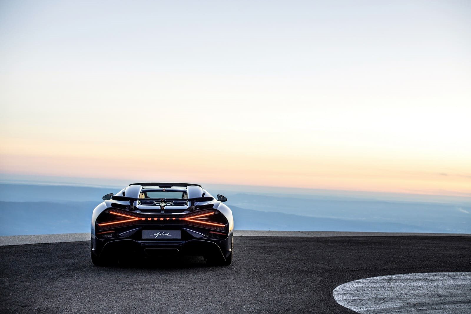 MESTRE DO AR: CRIANDO UMA NOVA GERAÇÃO DE DESIGN PARA O ROADSTER COM O BUGATTI W16 MISTRAL, foto 3