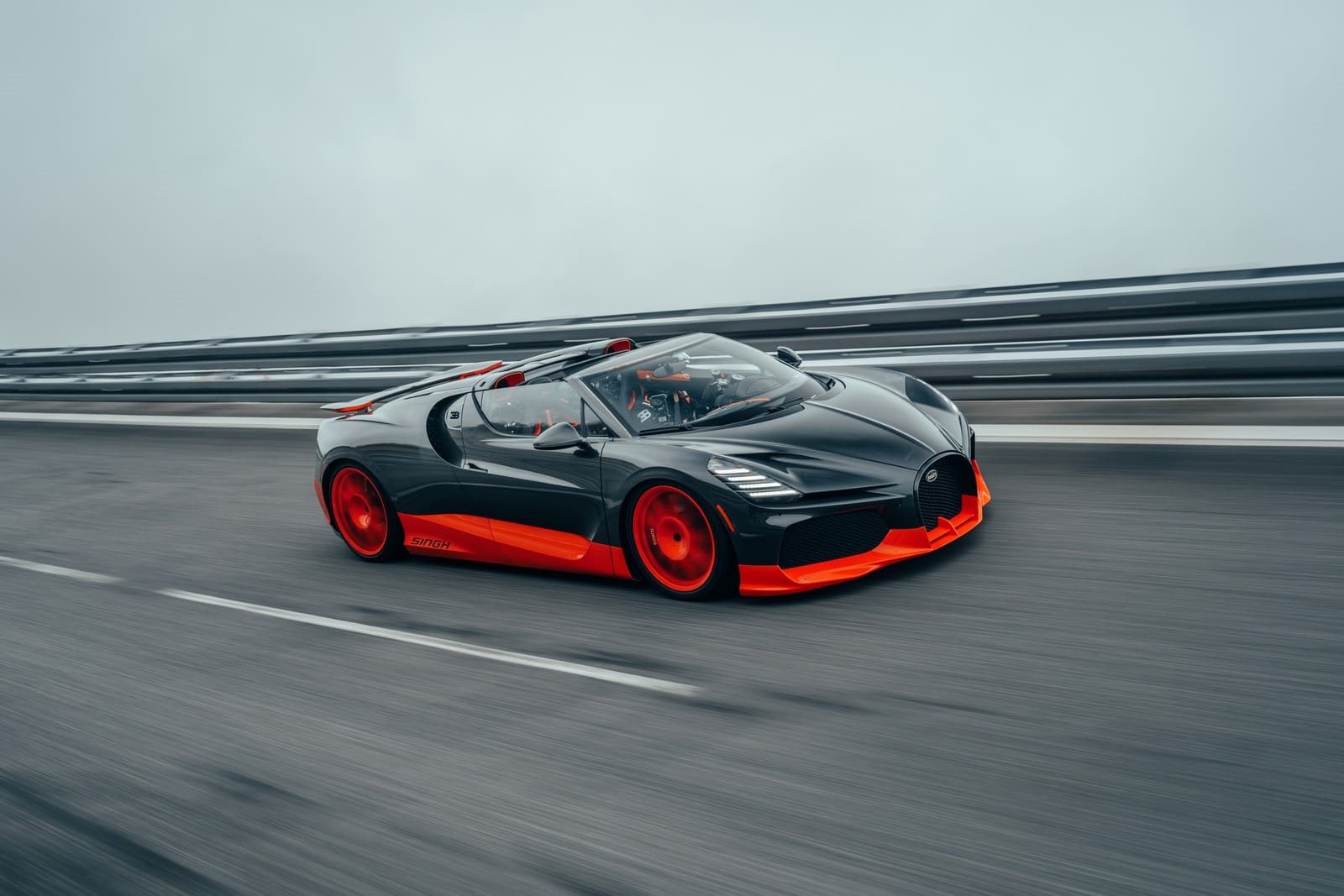 UMA FORÇA DA NATUREZA QUE BATEU RECORDES: O BUGATTI W16 MISTRAL ESTABELECE UM NOVO RECORDE MUNDIAL DE VELOCIDADE PARA UM CARRO CONVERSÍVEL, foto 1