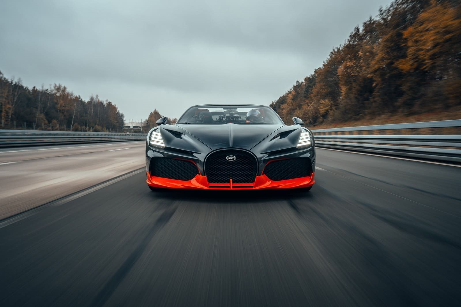UMA FORÇA DA NATUREZA QUE BATEU RECORDES: O BUGATTI W16 MISTRAL ESTABELECE UM NOVO RECORDE MUNDIAL DE VELOCIDADE PARA UM CARRO CONVERSÍVEL, foto 3