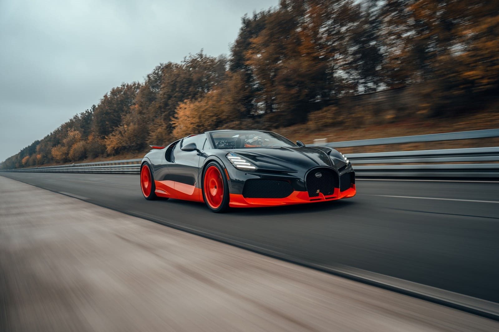 UMA FORÇA DA NATUREZA QUE BATEU RECORDES: O BUGATTI W16 MISTRAL ESTABELECE UM NOVO RECORDE MUNDIAL DE VELOCIDADE PARA UM CARRO CONVERSÍVEL, foto 4