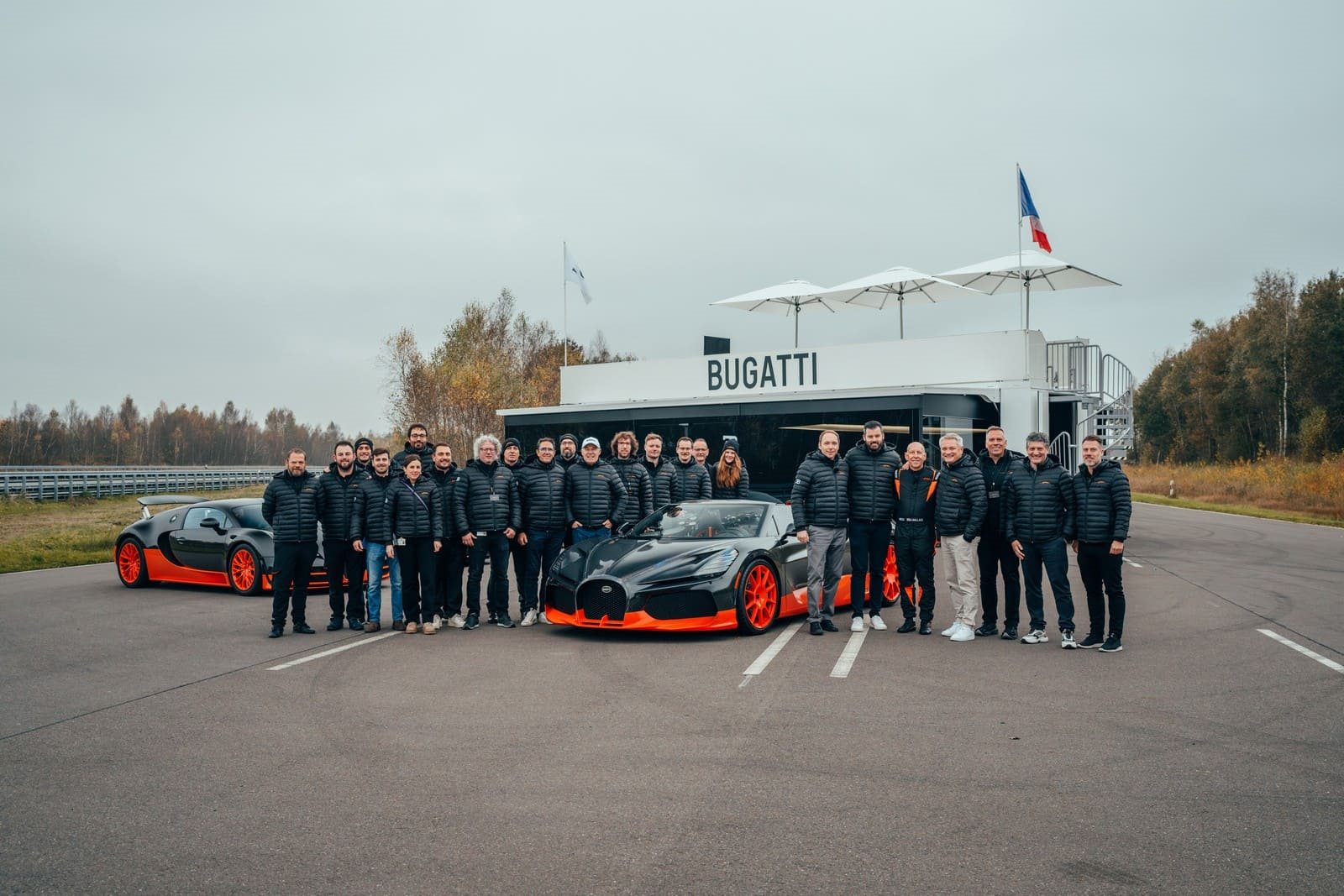 UMA FORÇA DA NATUREZA QUE BATEU RECORDES: O BUGATTI W16 MISTRAL ESTABELECE UM NOVO RECORDE MUNDIAL DE VELOCIDADE PARA UM CARRO CONVERSÍVEL, foto 6
