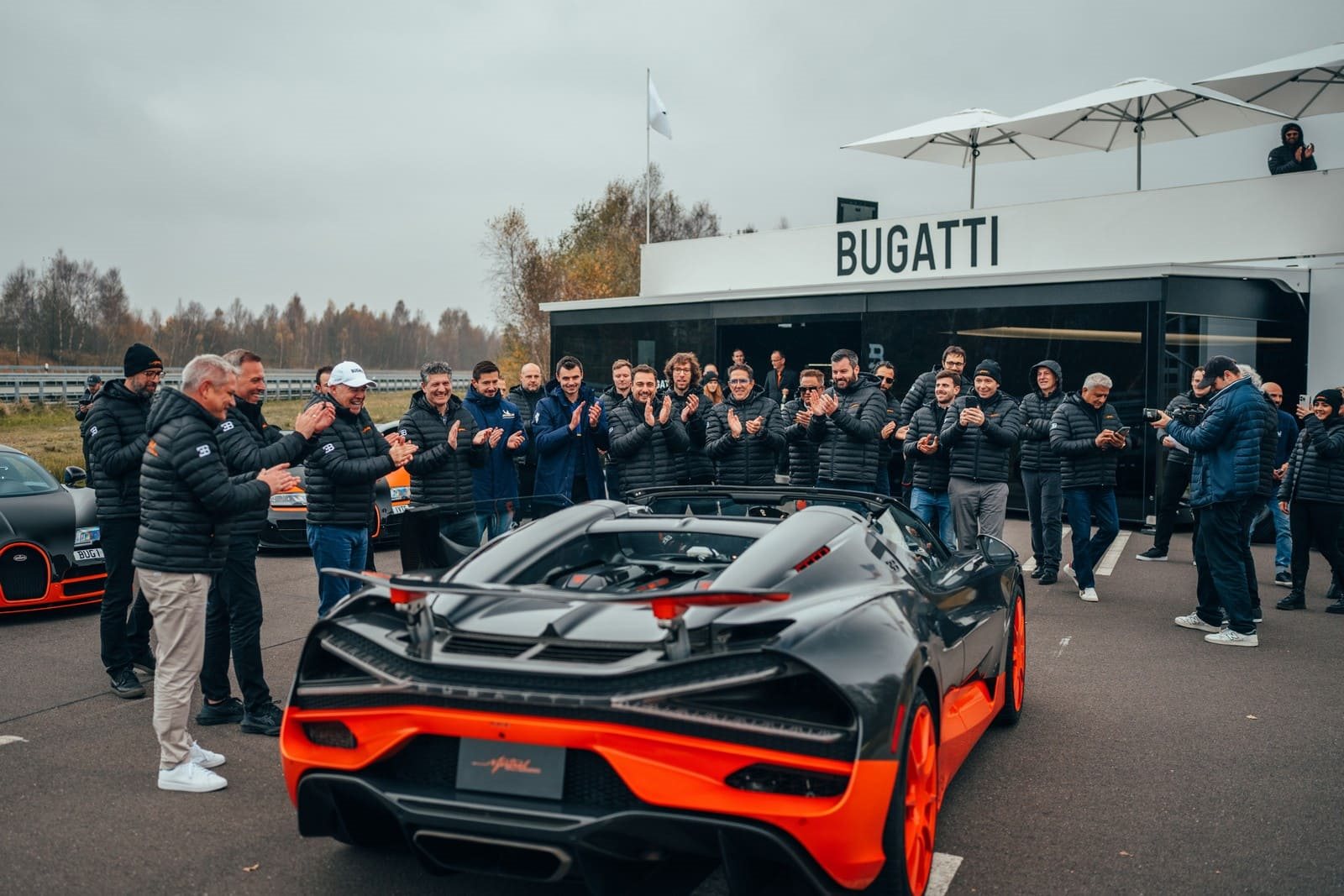 UMA FORÇA DA NATUREZA QUE BATEU RECORDES: O BUGATTI W16 MISTRAL ESTABELECE UM NOVO RECORDE MUNDIAL DE VELOCIDADE PARA UM CARRO CONVERSÍVEL, foto 9
