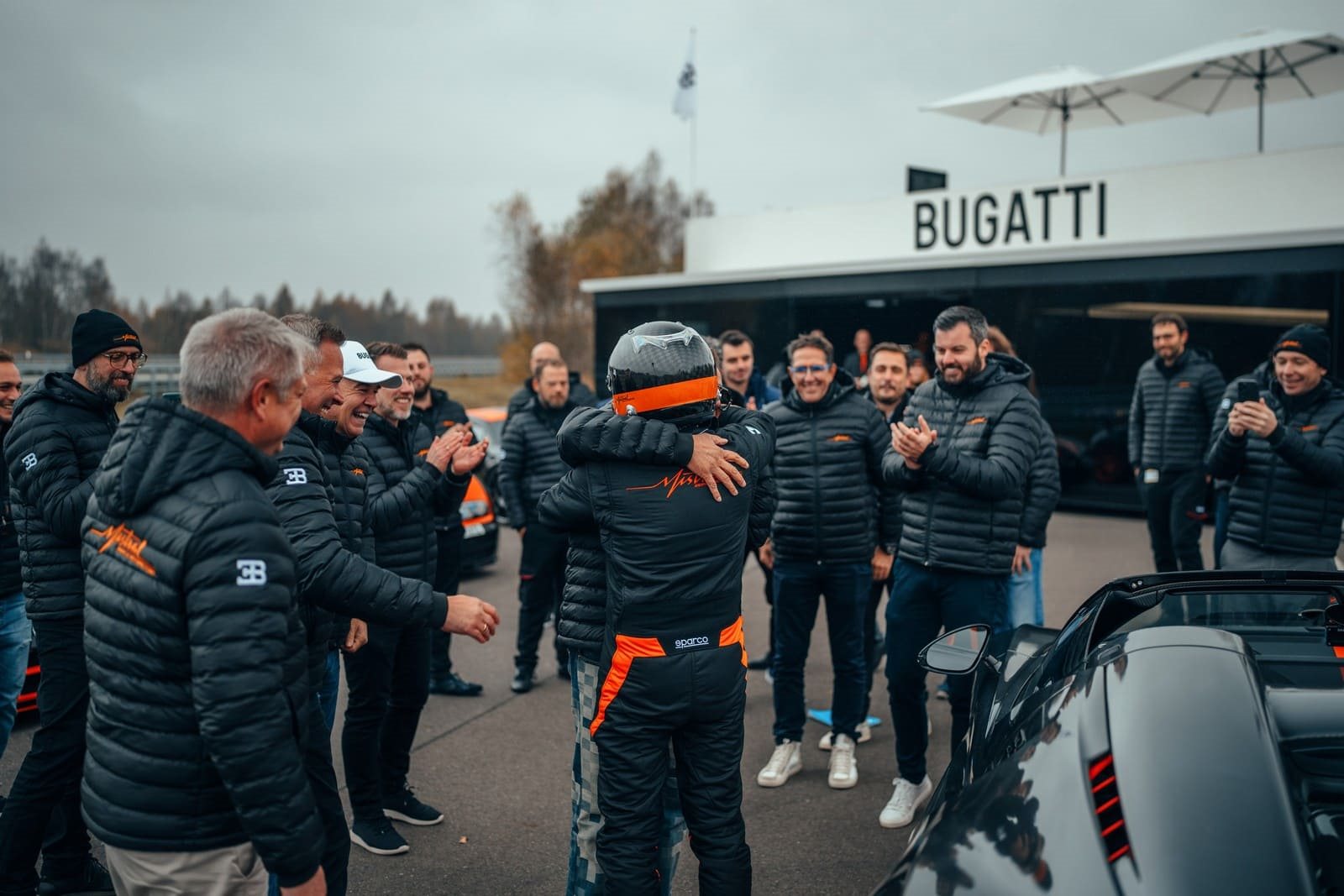 UMA FORÇA DA NATUREZA QUE BATEU RECORDES: O BUGATTI W16 MISTRAL ESTABELECE UM NOVO RECORDE MUNDIAL DE VELOCIDADE PARA UM CARRO CONVERSÍVEL, foto 10