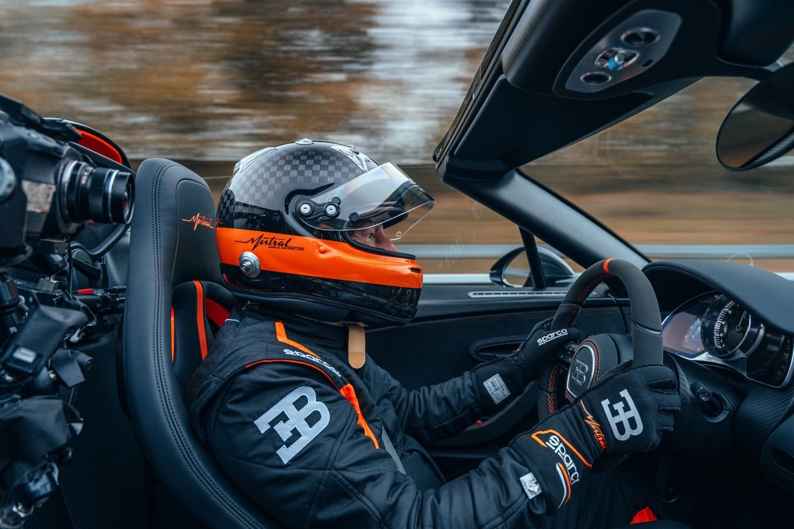 UMA FORÇA DA NATUREZA QUE BATEU RECORDES: O BUGATTI W16 MISTRAL ESTABELECE UM NOVO RECORDE MUNDIAL DE VELOCIDADE PARA UM CARRO CONVERSÍVEL, foto 13