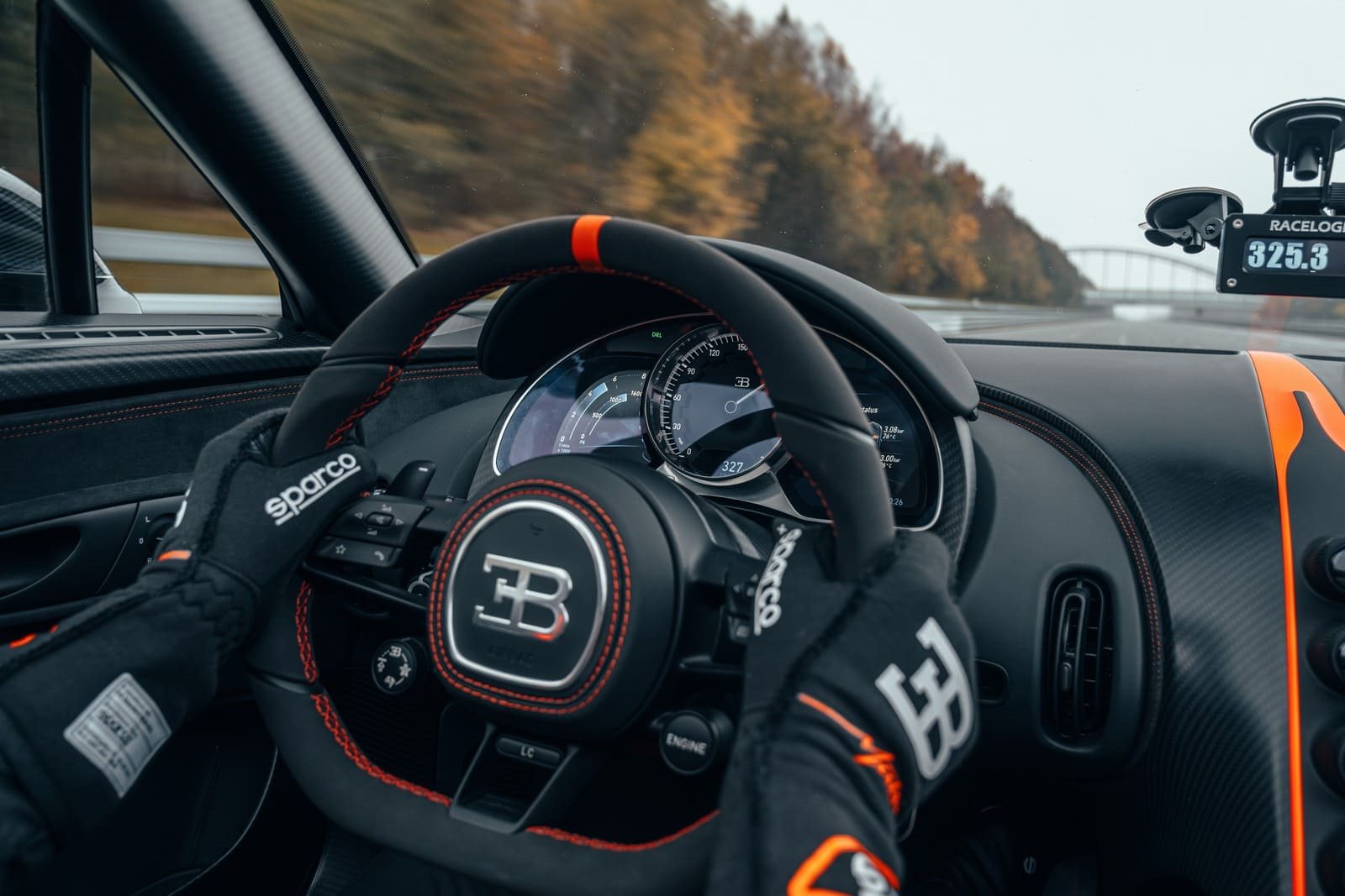 UMA FORÇA DA NATUREZA QUE BATEU RECORDES: O BUGATTI W16 MISTRAL ESTABELECE UM NOVO RECORDE MUNDIAL DE VELOCIDADE PARA UM CARRO CONVERSÍVEL, foto 15