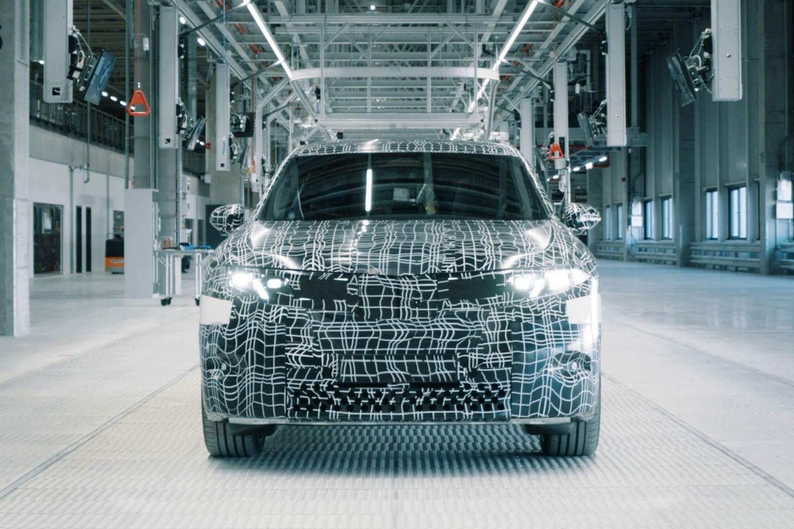 OS PRIMEIROS VEÍCULOS DE TESTES DA NEUE KLASSE SAEM DA LINHA DE PRODUÇÃO DA PLANTA HÚNGARA DO GRUPO BMW EM DEBRECEN, foto 1