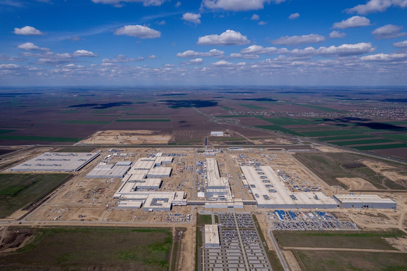 OS PRIMEIROS VEÍCULOS DE TESTES DA NEUE KLASSE SAEM DA LINHA DE PRODUÇÃO DA PLANTA HÚNGARA DO GRUPO BMW EM DEBRECEN, foto 2
